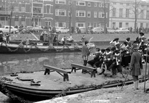 127174 Afbeelding van de aankomst van Sinterklaas en zijn Zwarte Pieten per boot op de Weerdsingel O.Z. te Utrecht. Op ...
